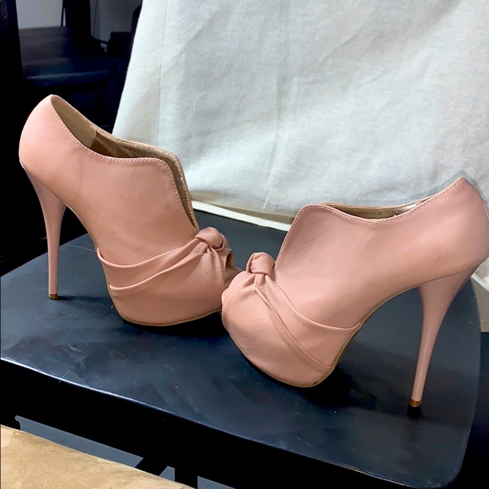 Size 7 women’s Charlotte Russe light pink heels